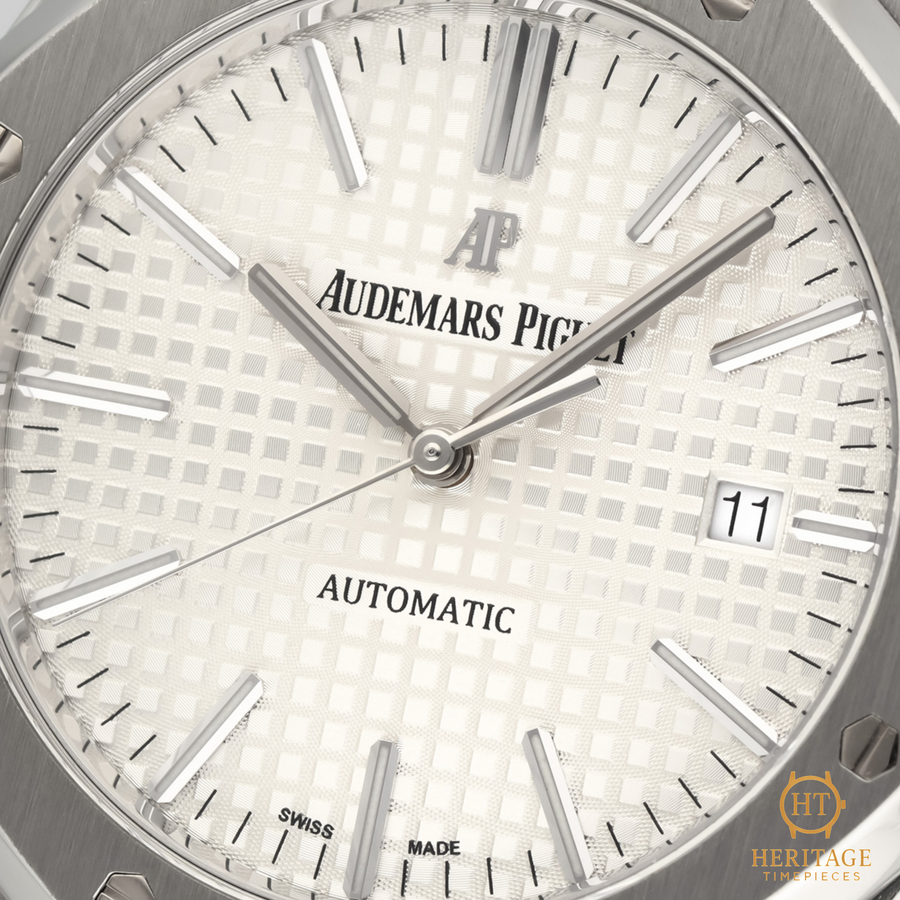 Audemars Piguet Royal Oak ’Stainless Steel White Dial Classic’ – Reference 15400ST.OO.1220ST.02 (2016) TA