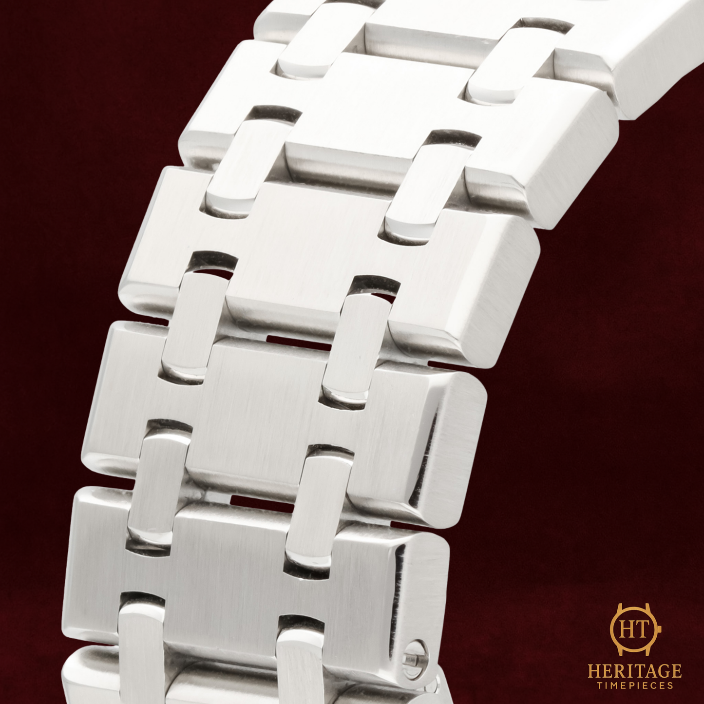 Audemars Piguet Royal Oak ’Stainless Steel White Dial Classic’ – Reference 15400ST.OO.1220ST.02 (2016)